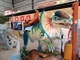 De kinderen berijden op de Dinosaurus van het Themapark voor Vermaakmateriaal