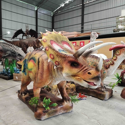 Besproken Pretparkogen die het Model van Dinosaurustriceratops knipperen