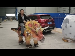 De rode Simulatie die van tijgeranimatronic Dino loopt